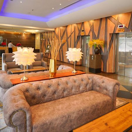 Regalpark Hotel Куала Лумпур Екстериор снимка