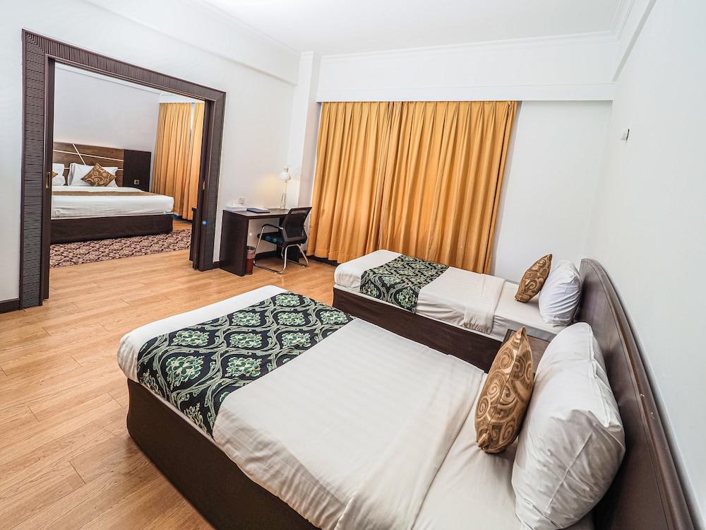 Regalpark Hotel Куала Лумпур Екстериор снимка