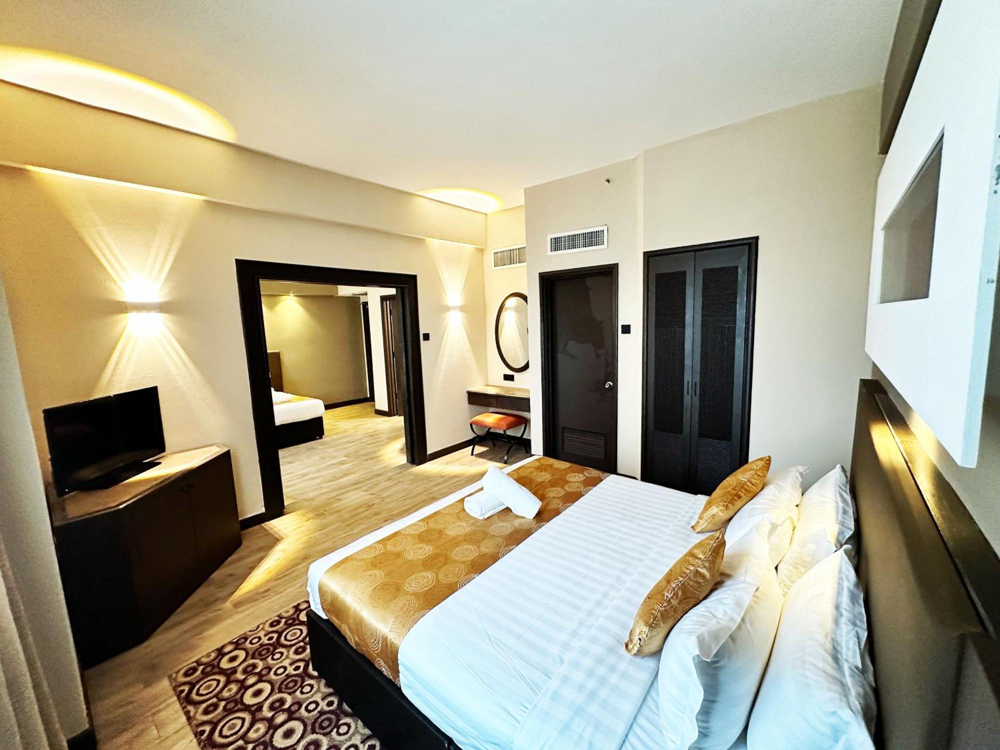 Regalpark Hotel Куала Лумпур Екстериор снимка