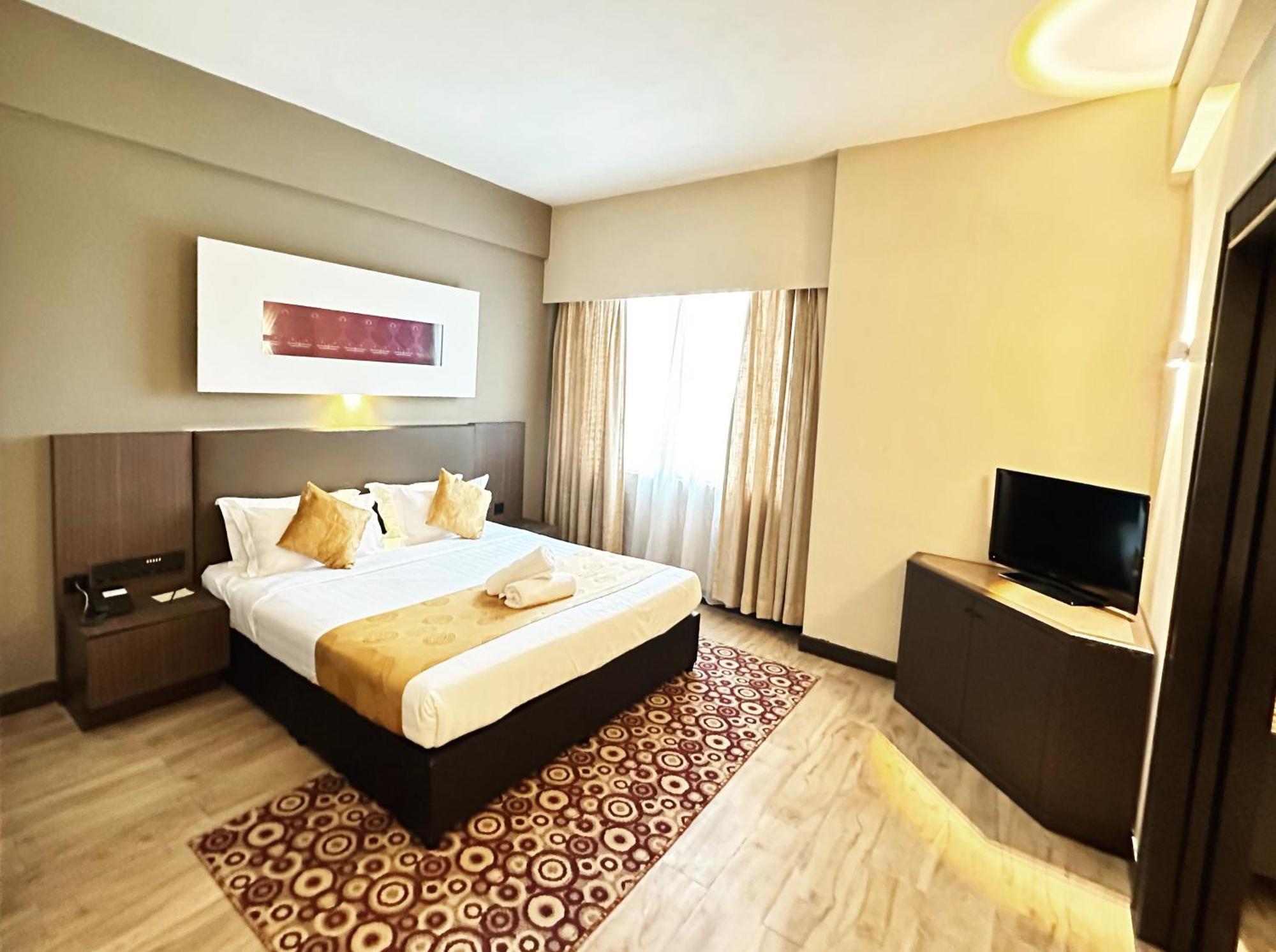 Regalpark Hotel Куала Лумпур Екстериор снимка