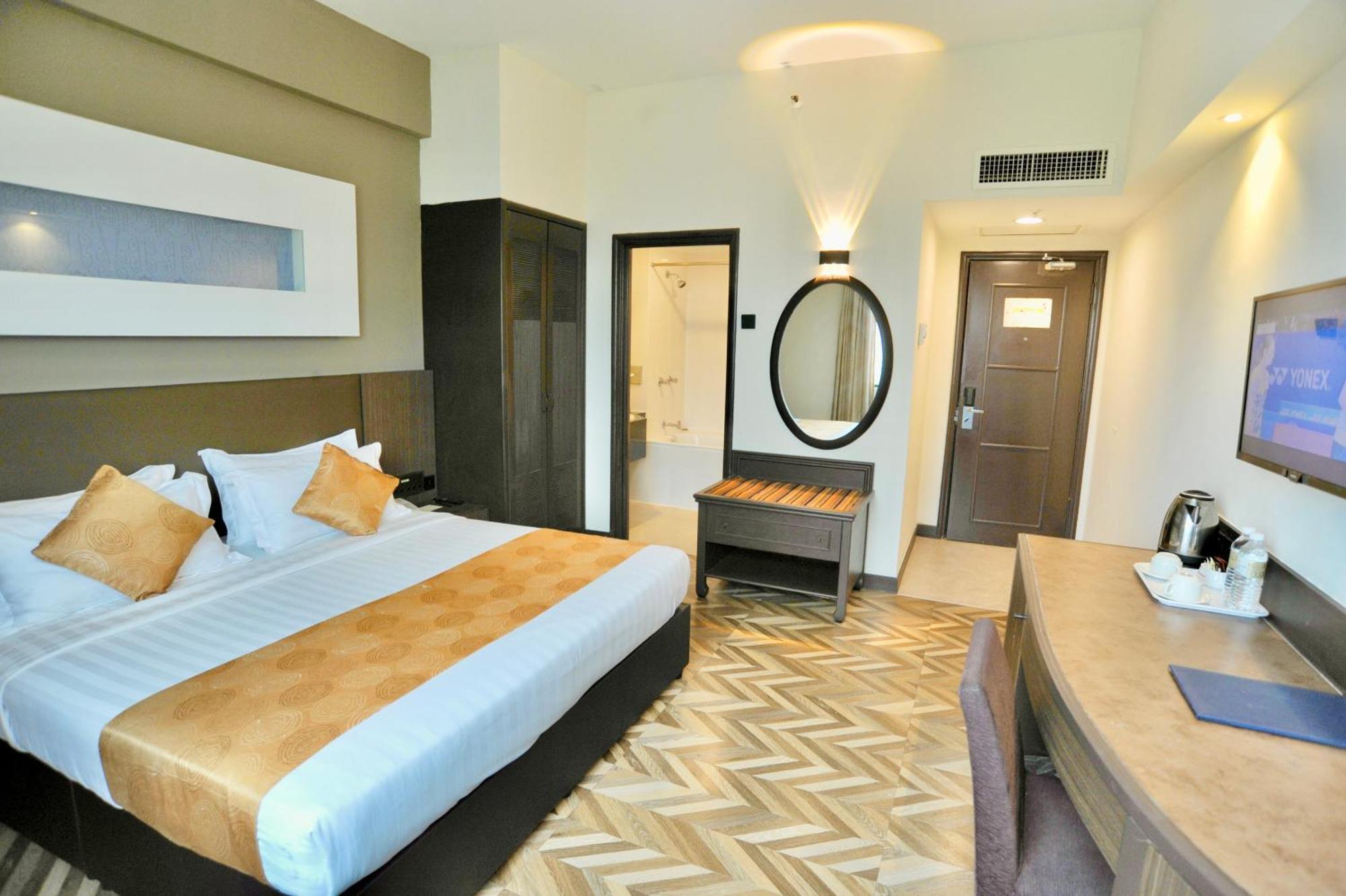 Regalpark Hotel Куала Лумпур Екстериор снимка