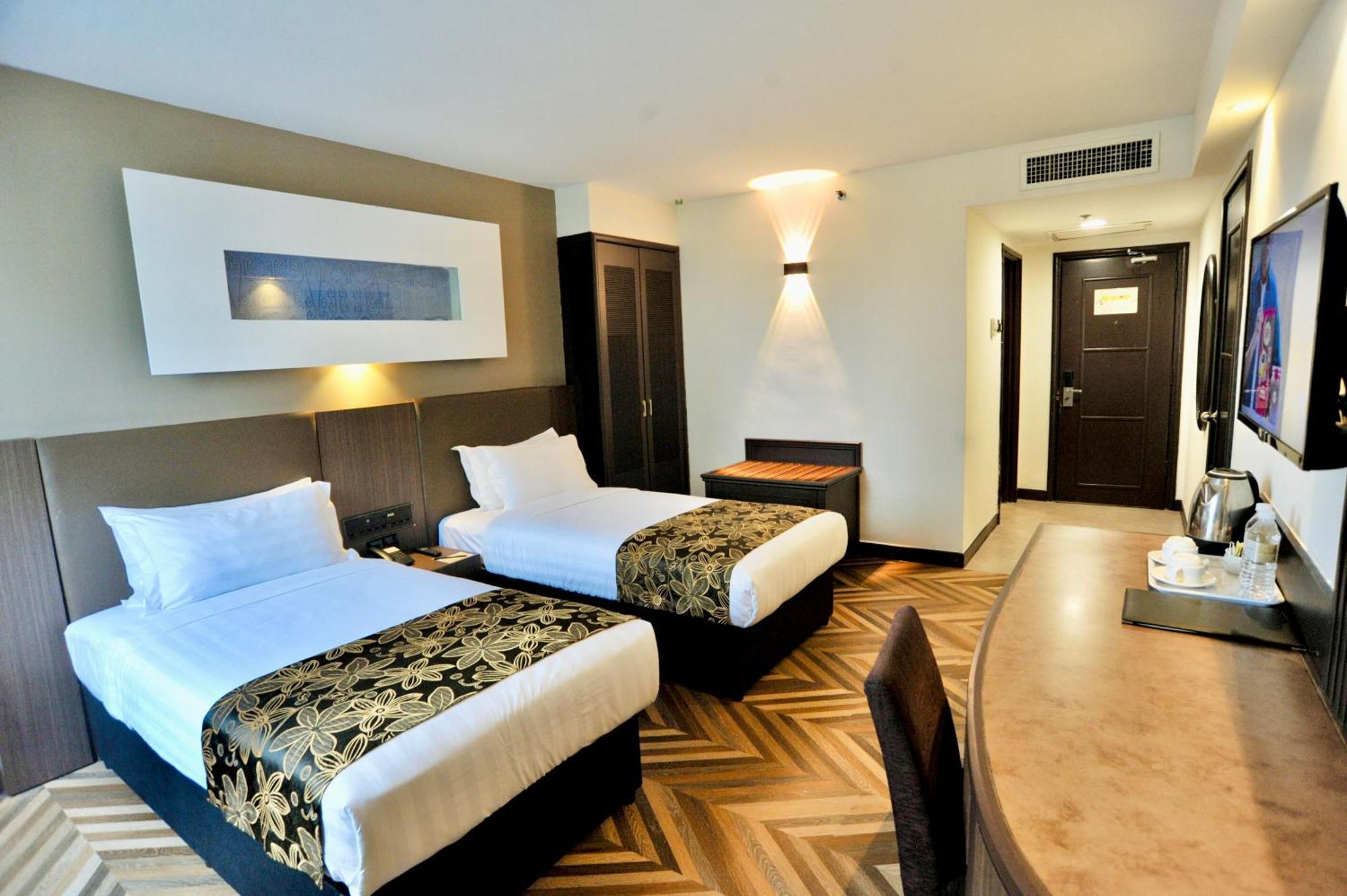 Regalpark Hotel Куала Лумпур Екстериор снимка