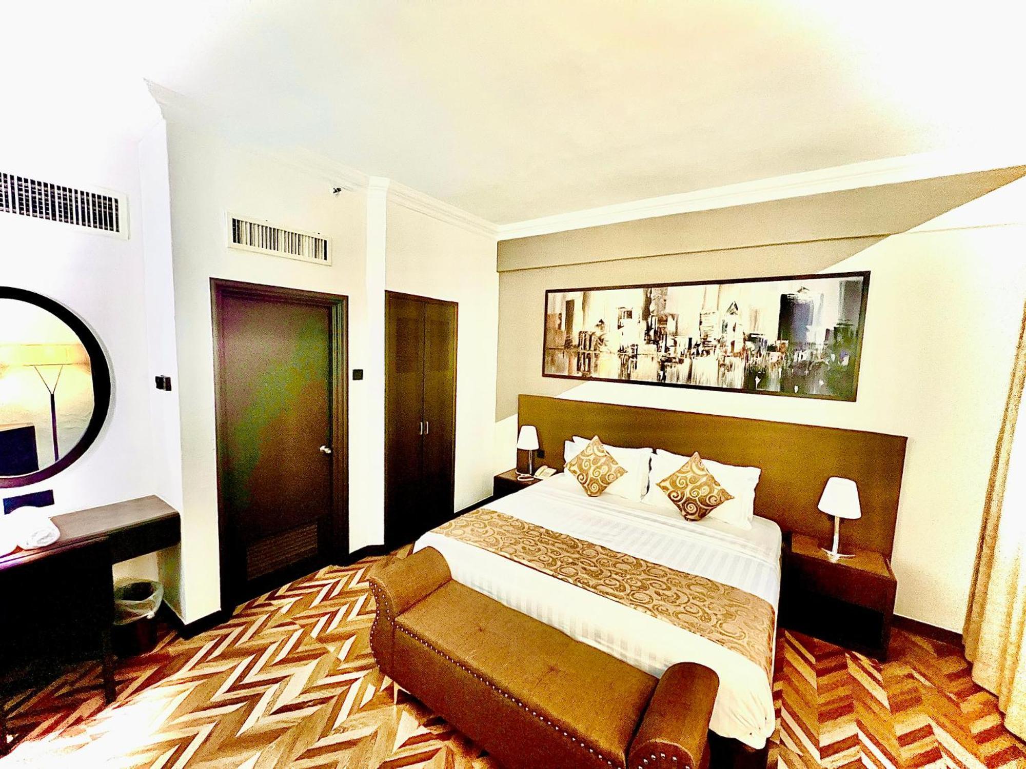 Regalpark Hotel Куала Лумпур Екстериор снимка