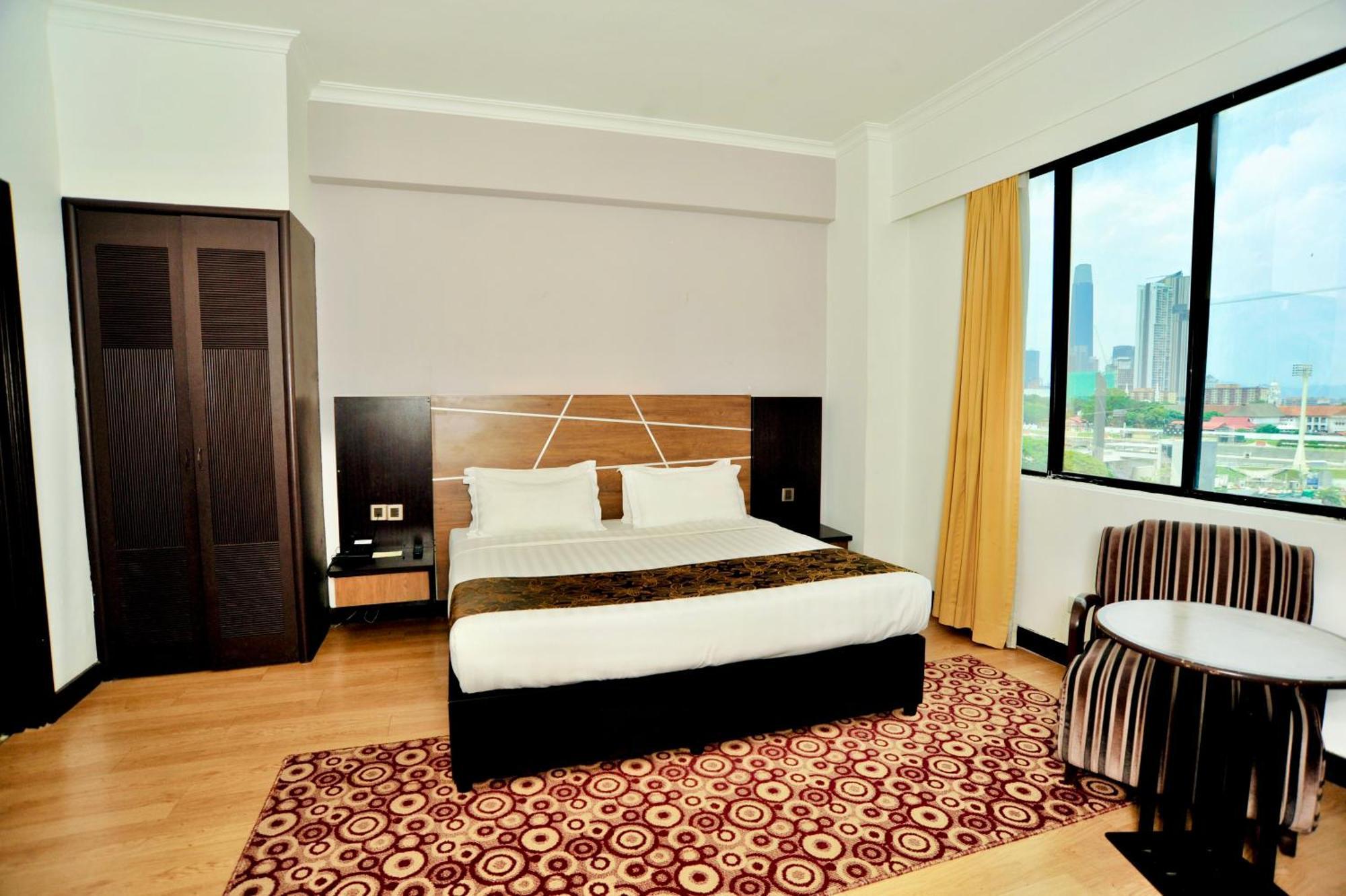 Regalpark Hotel Куала Лумпур Екстериор снимка