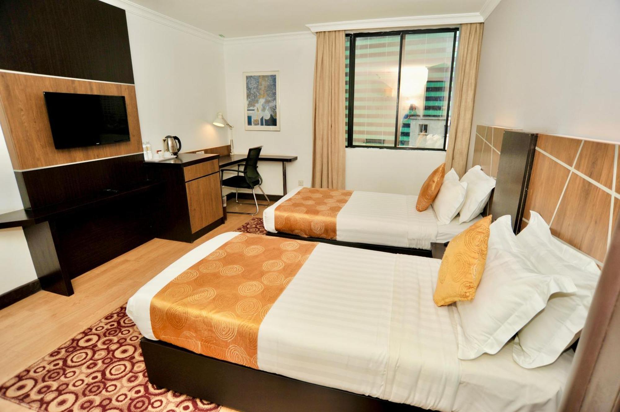 Regalpark Hotel Куала Лумпур Екстериор снимка