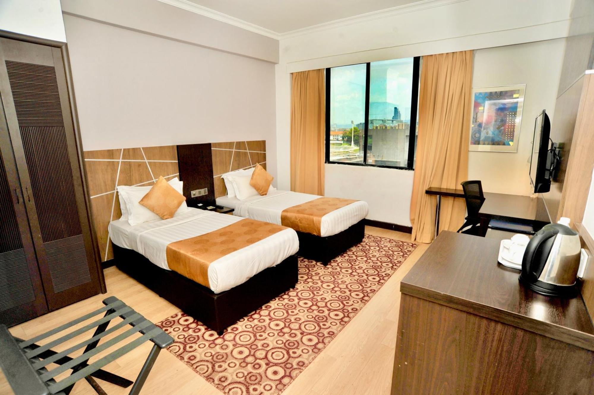 Regalpark Hotel Куала Лумпур Екстериор снимка