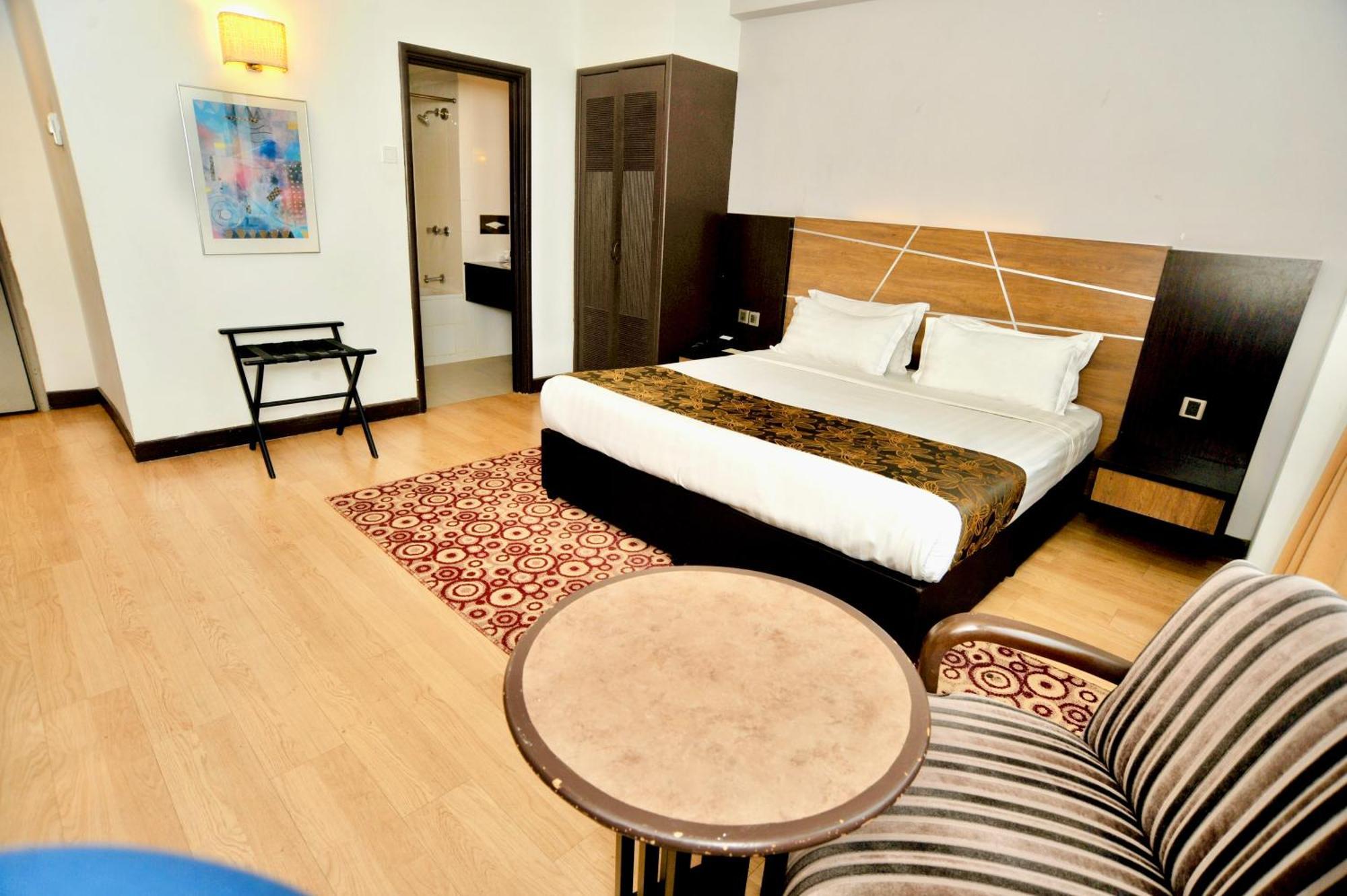 Regalpark Hotel Куала Лумпур Екстериор снимка