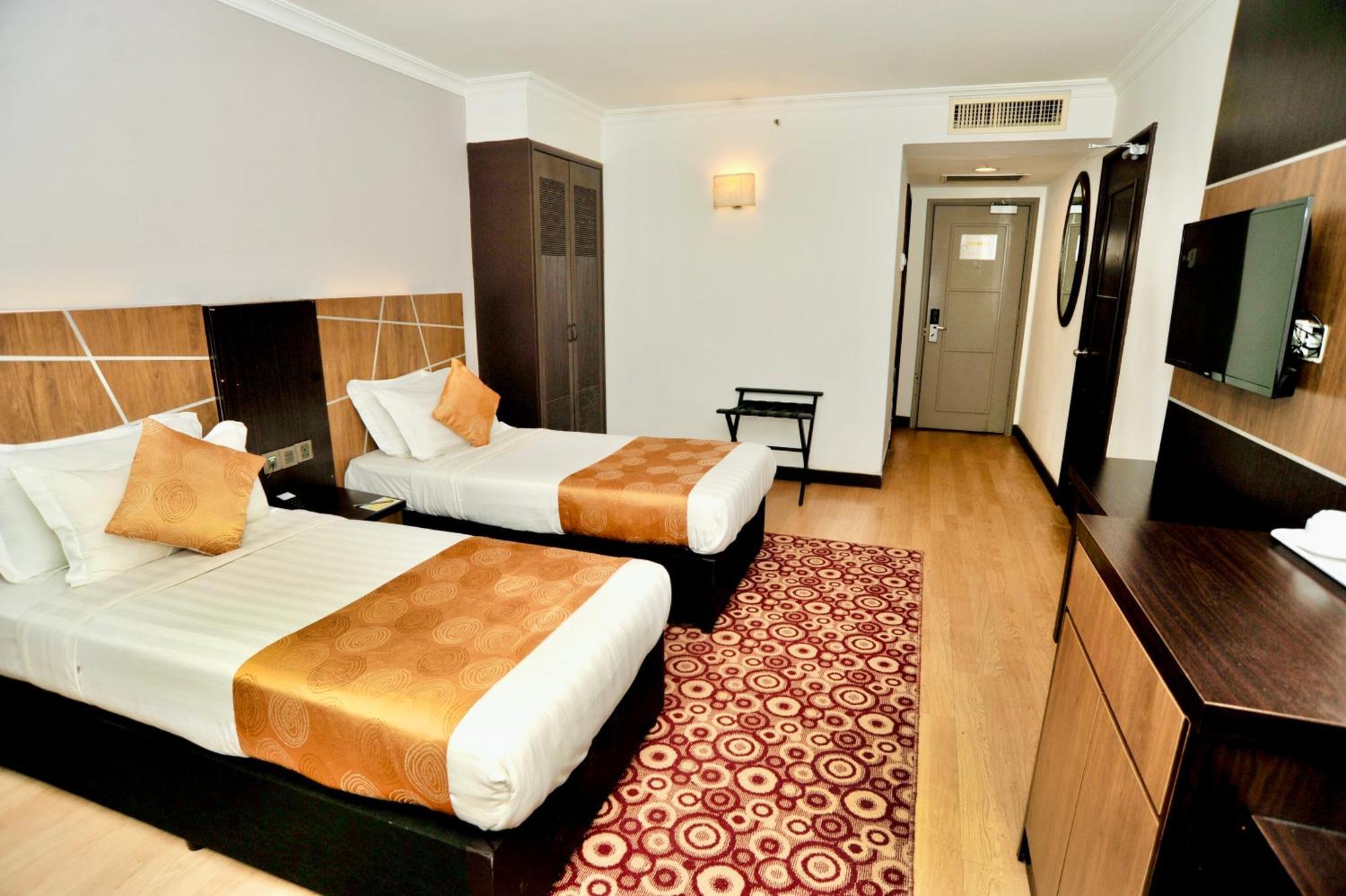 Regalpark Hotel Куала Лумпур Екстериор снимка