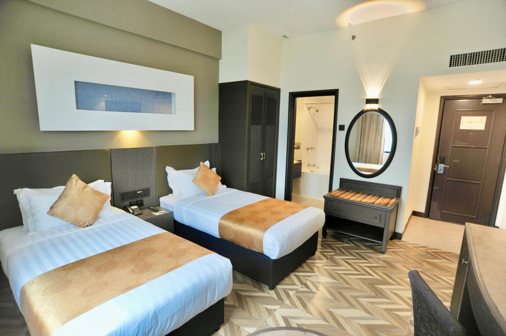 Regalpark Hotel Куала Лумпур Екстериор снимка