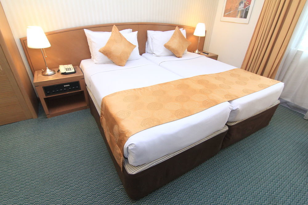 Regalpark Hotel Куала Лумпур Екстериор снимка