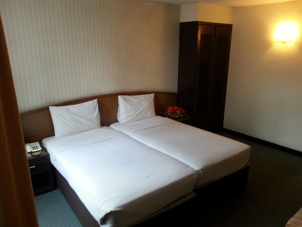 Regalpark Hotel Куала Лумпур Екстериор снимка
